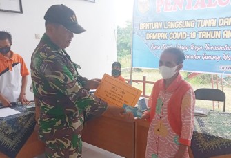 Babinsa saat turut dalam penyaluran BLT-DD