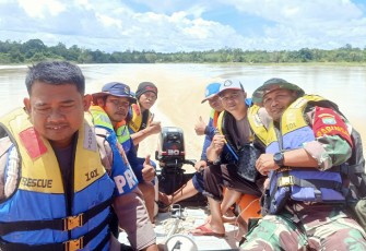 Babinsa Koramil Tewah Bersama Instansi saat Terkait Cek Debit Air Pasca Banjir 