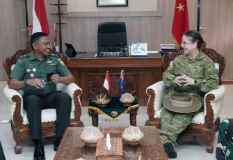 Kasdam IX/Udayana Brigjen TNI Harfendi, S.I.P., M.Sc., mewakili Pangdam IX/Udayana Mayjen TNI Sonny Aprianto, S.E., M.M., saat menerima kunjungan Kehormatan Delegasi Angkatan Darat  Australia di Makodam IX/Udayana, Jalan Udayana Nomor 1 Denpasar, pada Rabu (7/9/2022).