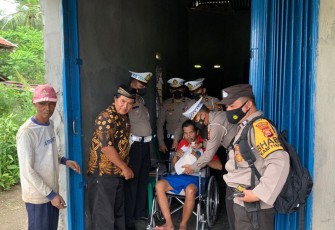 Personel Polres Rejang Lebong saat salurkan Sembako ke Warga Terdampak Penyesuaian Harga BBM