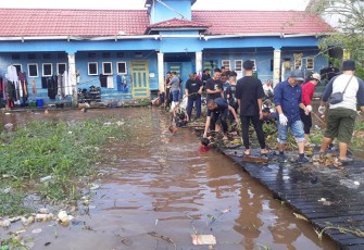 Danramil Pahandut saat Pimpin Kerja Bakti di Ponpes Hidayatul Insan
