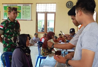 Babinsa Koramil Elikobel saat Dampingi Kepala Kampung Salurkan BPNT dan BST BBM