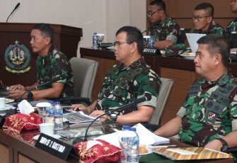 Pangdivif 2 Kostrad saat Pimpin Kegiatan Desk Evaluasi Paparan Zona Integritas