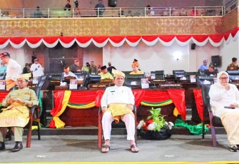Ketua DPRD Kepri Jumaga Nadeak (Baju kuning), Gubernur Prov Kepri Ansar Ahmad (baju putih) dan Wakil Gubernur Prov Kepri berbaju putih di ruang rapat utama DPRD Kepri.