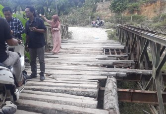 Kondisi jembatan rusak parah pasca pewarta klikwarta turut meninjau lokasi.