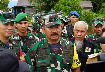 Tim Wasev Mabesad didampingi Dandim saat Tinjau Progres TMMD di Petuk Katimpun 
