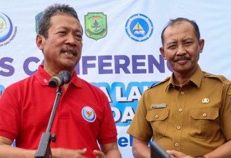Menteri Kelautan dan Perikanan RI Sakti Wahyu Trenggono didampingi Sekretaris Daerah Provinsi Kepri Adi Prihantara saat hadiri Gernas BCL di Kampung Madong, Tanjungpinang, Selasa (18/10).