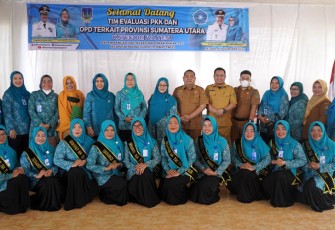 Ketua PKK Kota Tebing Tinggi foto bersama pada saat meneriman kunjungan Tim Evaluasi PKK Provsu, Selasa (01/11/2022) di Halaman Kantor Kec. Padang Hilir.