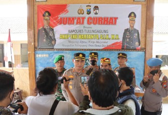 Polres Tulungagung saat Menggelar Jum'at Curhat 