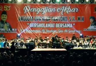 Pengajian Akbar dan Sholawat bersama Gus Ali Gondrong, yang digelar Anggota DPR RI Paryono, di Lapangan Harjosari, Bejen, Kabupaten Karanganyar, Jumat (29/12/2022) malam.