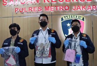 Polres Metro Jakarta Barat saat conferensi pers dengan menunjukan barang bukti yang diamankan, Kamis (31/03/2022).