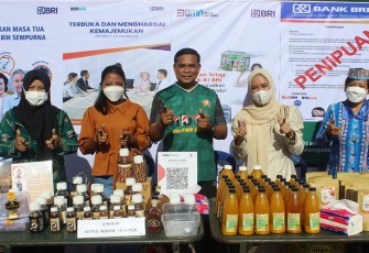 Danramil Pahandut saat Tampilkan Kreativitas Produk UMKM Wilayah Binaan 