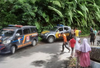 Upaya evakuasi terhadap mobil bermuatan sayur yang terperosok ke dalam jurang di Jalan Nglorok - Parang Ijo, Dukuh Munggur Desa Girimulyo, Ngargoyoso, Karanganyar, Jumat (21/1/2022). (Foto : Istimewa/Humas Polres Karanganyar)