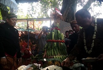 Bupati Karanganyar Juliyatmono mengambil nasi tumpeng didampingi Kades Mojoroto, Ngatno dan Kadus Dawe, Suratno di komplek Sendang Bejen, Jumat (5/8/2022).