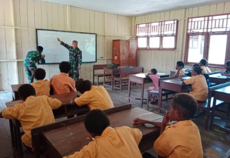 Satgas Pamtas Yonif 126/KC Jadi Guru Sekaligus Bagikan Perlengkapan Sekolah