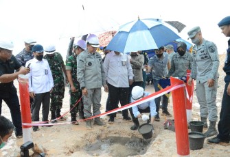 Peletakan batu pertama oleh Kepala Kantor Kamla Zona Maritim Barat Laksma Bakamla Hadi Pranoto, S. Sos., M.Si(Han) di Pulau Setokok, Barelang, Kota Batam, Sabtu (13/8/2022).