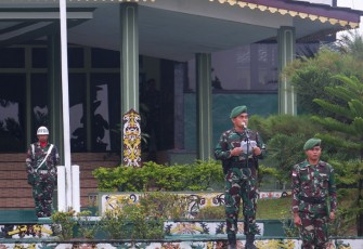 Danrem 121/Abw Brigjen TNI Pribadi Jatmiko saat membacakan amanat Pangdam XII/Tpr Mayjen TNI Sulaiman Agusto, S.I.P., M.M.