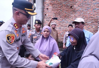 Kapolres Aceh Timur AKBP Andy Rahmansyah, S.I.K., saat meberi santunan ke warga