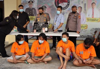 Empat tersangka dan barang bukti saat press conference kemarin (Selasa, 19/04/22) yang digelar di selasar Mapolres Bengkulu.