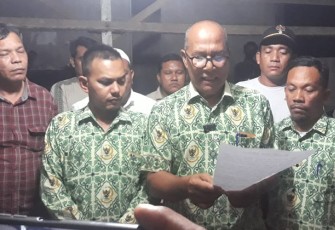 Wakil Ketua 1 Apdesi Aceh Timur Fauzi Abdullah saat membacakan poin-poin pernyataan sikap