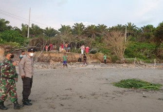 Polisi saat mendatangi TKP penemuan mayat