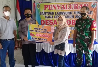 Penyaluran BLT DD 2022 di Tlobong, Delanggu, Jumat (25/03/2022).
