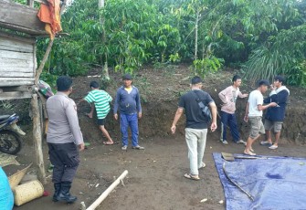 Sat Reskrim Polres Rejang Lebong saat melakukan penyelidikan sekaligus pengecekkan tempat kejadian perkara.