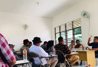 Oyong sapaan akrab politisi partai Nasdem saat memfasilitasi masyarakat Banda Alam dengan pihak perusahaan perkebunan PT Bumi Flora dan PT. Dewi Kencana Semesta, Selasa (26/7/2022).