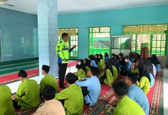 Anggota Sat Lantas Polres Benteng saat Gelar Sosialisasi di SMA Negeri 03 Bengkulu Tengah, Jumat (04/11) yang lalu. 
