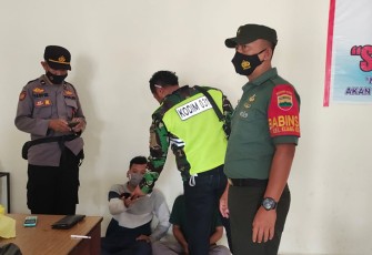 Babinsa Kijang Kota Koramil 02/0315 Tanjungpinang Bersama Aparat Keamanan Lainnya saat berhasil ringkus Terduga Kurir Narkoba 
