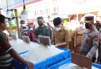 Kapolda Bersama Kapolda Bengkulu saat Tinjau Ketersediaan Sembako di Pasar Panorama. Selasa (05/04/2022).