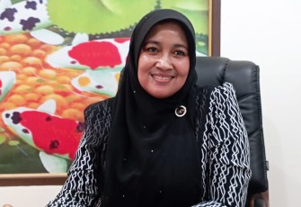 Kepala Dinas Perikanan Aceh Timur Cut Ida Maria saat ditemui awak media, Jumat (29/07) kemarin dalam wawancara eksklusif.