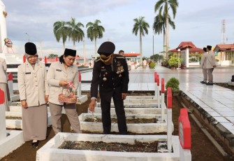 Karo SDM Polda Bengkulu Kombes Pol Drs Anthony Agustinus Koylal, S.IK, SH., saat tabur bunga di Taman Makam Pahlawan (TMP) Balai Buntar Kota Bengkulu. 