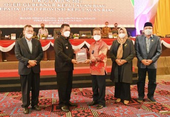 Gubernur Ansar Sampaikan LKPj Tahun 2021