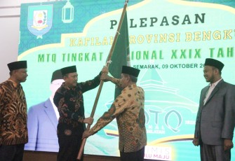 Pelepasan kontingen MTQ Nasional XXIX Bengkulu ditandai dengan penyematan tanda peserta secara simbolis oleh Sekda Hamka sekaligus penyerahan bendera Provinsi Bengkulu.