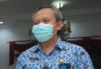 Kepala Dinas Kesehatan, Pengendalian Penduduk dan Keluarga Berencana (Dinkes, PPKB) Kabupaten Trenggalek, dr. Saeroni, MMRS. saat dikonfirmasi di halaman, Pendapa Manggala Praja Nugraha, Senin (17/1/2022) (Foto : Hardi Rangga, klikwarta.com).