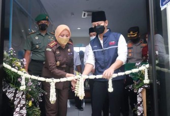 Bupati Trenggalek, Mochamad Nur Arifin, Bersama Kajari Trenggalek, Mas Nur, saat meresmikan balai rehabilitasi Adhiyaksa di RSUD dr Soedomo, Rabu (27/7/2022).
