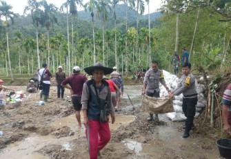 Warga Lebong bersama Unsur Pemerintah dan TNI/POLRI saat gotong royong Perbaiki Tanggul Pasca Banjir