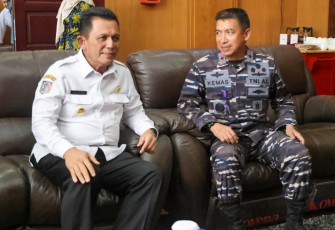 Gubernur Ansar bersama Pangkogabwilhan I Laksamana Madya TNI Muhammad Ali saat sambut Kedatangan Ketua MA RI di Bandara RHF Tanjungpinang 