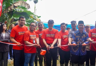 Gubernur Bengkulu Rohidin Mersyah saat Launching Internet 4G di Pulau Enggano.