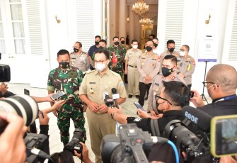 Gubernur DKI Jakarta Anies Baswedan didampingi Pangdam Jaya Mayjen Untung Budiharto saat diwawancarai wartawan