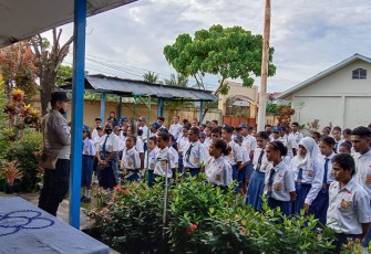 Personel Polres Sorong Kota Jadi Irup di Sekolah-Sekolah