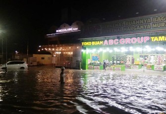 Ruas Jalan RSU dan Ronggolawe Cepu terendam banjir setinggi satu meter.