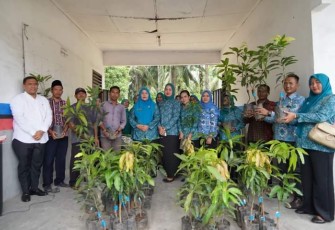 PKK Labusel saat Berikan Bibit Tanaman di Desa Asam Jawa