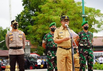 Bupati Banyumas Ir. Ahmad Husein dengan didampingi Kasrem 071/Wijayakusuma Letkol Inf Candra, S.E., M.I.Pol., Kapolresta Banyumas Kombes Pol Edy Suranta Sitepu, S.I.K., M.H,  Dandim 0701/Banyumas Letkol Inf Iwan Dwi Prihartono, diikuti Forkopimda Banyumas, FKUB Banyumas, TNI, Polri, Pemda dan Ormas Banyumas saat Pimpin Apel Kebangsaan.