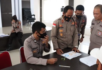 Kasi Keuangan Polres Lingga BRIPKA Hermandi Sembiring di Mapolres Lingga, Jum'at (08/4/2022).