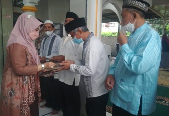 Rina Iriani saat menyerahkan zakat mal kepada masing-masing perwakilan takmir Masjid Al Maming se-Kabupaten Karanganyar.