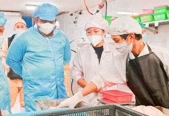 PLT Bupati Bintan Roby Kurniawan SPWK saat pengecekan ikan yang akan di ekspor