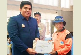 Plt Bupati Bintan Roby Kurniawan SPWK saat menyerahkan bantuan
