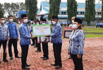 Wakil Walikota Bitung Hengky Honandar SE saat memberikan santuna kepada anggota korpri yang tertimpa musibah kebakaran usai pimpin apel korpri.